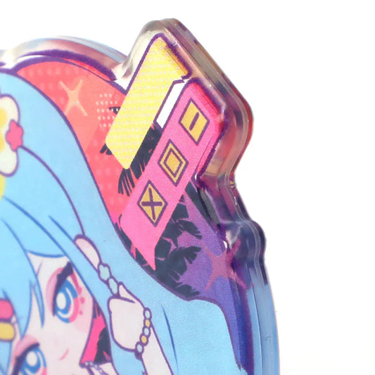 Nahaufnahme eines individuellen transparenten Acryl-Schlüsselanhängers mit farbenfrohem Anime-Charakter-Artwork.