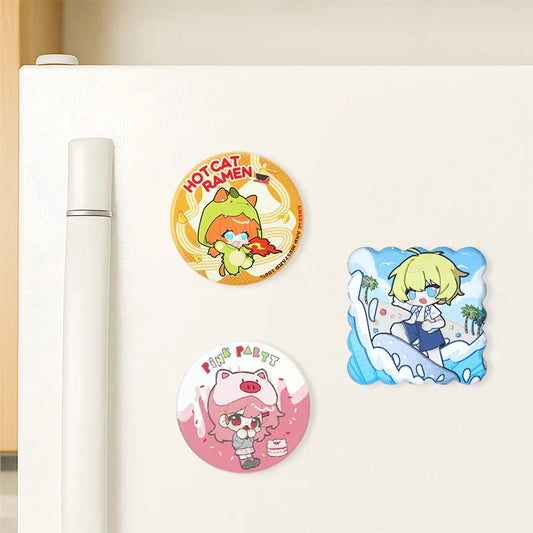 Individuelle 3D-Kühlschrankmagnete aus Buchenholz mit farbenfrohen Anime-Charakteren auf einem weißen Kühlschrank
