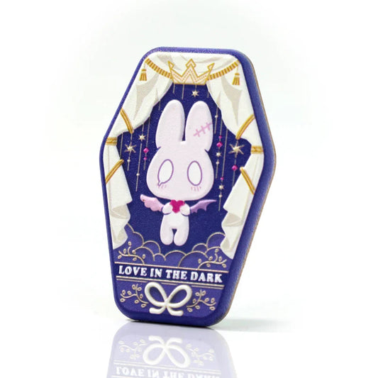 Niedlicher Gothic-Hasen-Emaille-Pin mit dem Text 'Love in the Dark', sargförmigem Design sowie lila und goldenen Akzenten