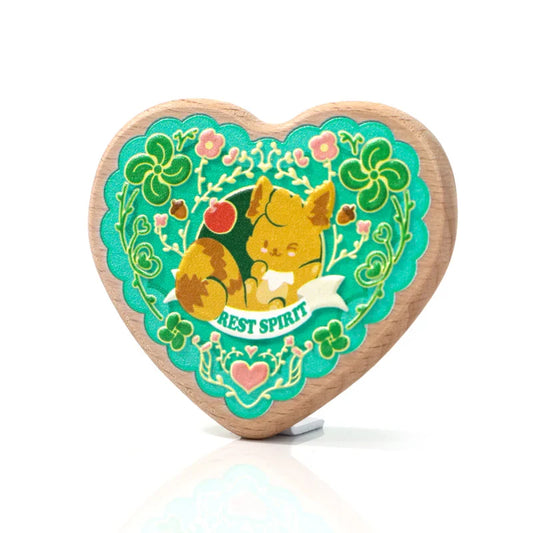 Herzförmiger Holzanhänger mit niedlichem Fuchs, floralem Design und dem Text 'REST SPIRIT', perfekt für Anime-Fans und Sammler.