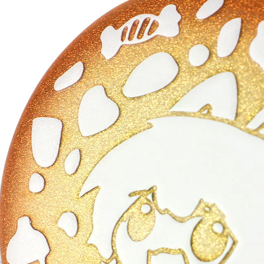 Nahaufnahme eines individuellen 3D-Glitzer-Hologramm-Ansteckabzeichens mit goldenen und weißen Cartoon-Details