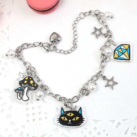 Individuelles Acrylarmband mit Katze-, Pilz-, Diamant- und Sternanhängern sowie Perlenakzenten an einer silbernen Kette