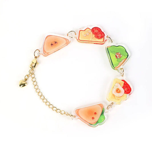 Benutzerdefiniertes Acryl-Charm-Armband mit farbenfrohen Sandwich-Designs und Goldkette auf weißem Hintergrund