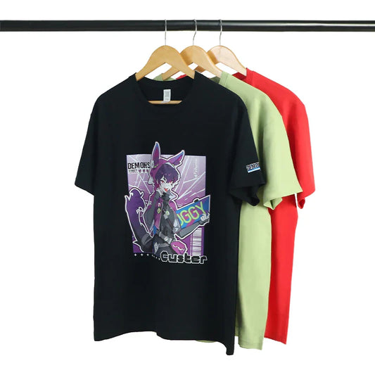 Individuell bedruckte Baumwoll-T-Shirts mit Rundhalsausschnitt und Anime-Charakter-Print, in drei Farben aufgehängt