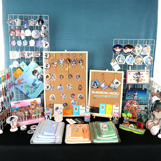 Anime-Schlüsselanhänger, Acrylanhänger, Aufsteller, Aufkleber und Notizbücher auf Tischen und Regalen ausgestellt