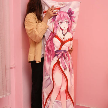 Person, die ein individuelles Anime-Körperkissen mit einem Charakterdesign mit pinkfarbenen Haaren in einem pinken Raum hält